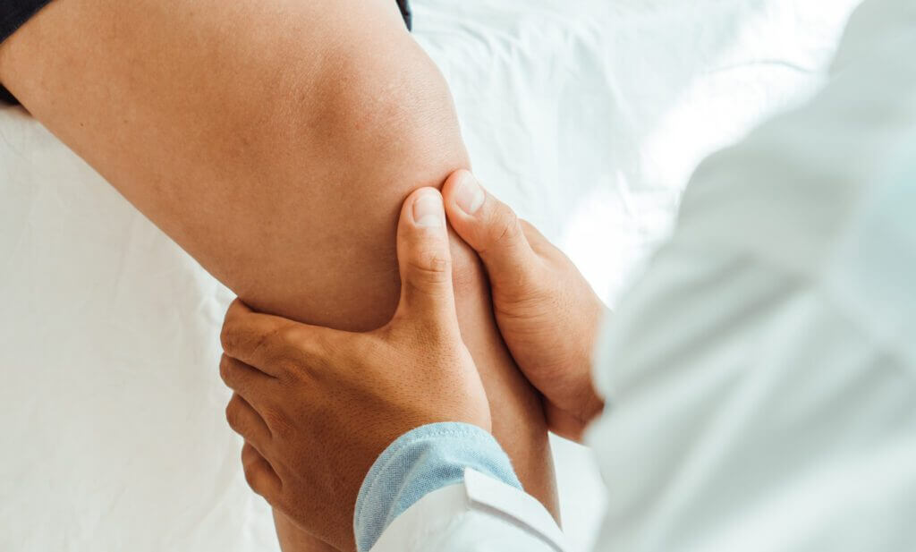 pinnacle physical therapy treating patient with elbow pain