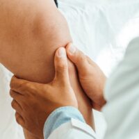 pinnacle physical therapy treating patient with elbow pain